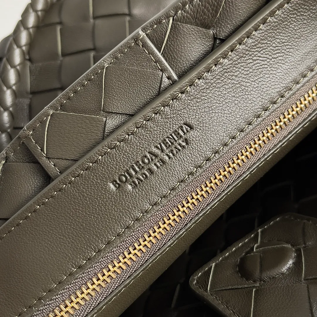 The 2023 new Andiamo batch of 1860 BV has been shipped‼ ️Really popular🔥The new Andiamo woven handbag launched by Bottega Veneta this season is really popular all over the world! ! Celebrities at home and abroad have worn it, and Oscar-winning actress Michelle Yeoh has taken it out on the street. Song Jia, Trai Yara, Yu Feihong, Sanji Ayaka, Rosie Hunting-Whiteley, Yoshioka Riho, etc. have all picked up this bag. It is classic and versatile, showing off its temperament, and the bag capacity is also large, which is very convenient for daily commuting! ! A variety of carrying methods, the shoulder straps can be adjusted by yourself, the original lambskin feels soft and delicate, and the neutral style is made to break gender boundaries and bring a more practical and longer-lasting use experience. Andiamo, which has both elegant and casual styles, perfectly interprets the true appearance of "fashionable old money style". Style number: 743568 Size: 25*22*10.5cm